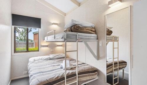 Superior 2 Bedroom Cabin - Sleeps 5