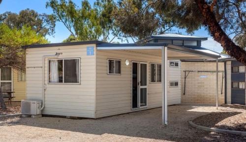 Economy Studio Cabin - S6 (External Bathroom)