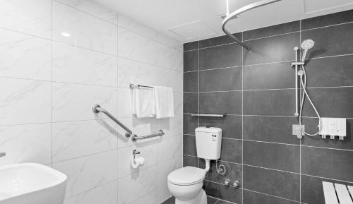 One-Bedroom Apartment with Walk in Shower