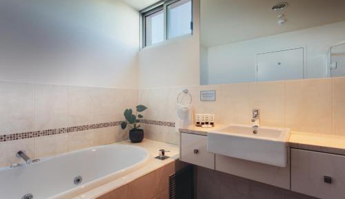 Deluxe Suite with Spa Bath