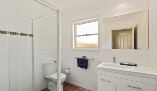 Deluxe Four-Bedroom Holiday Home - Magenta Beach