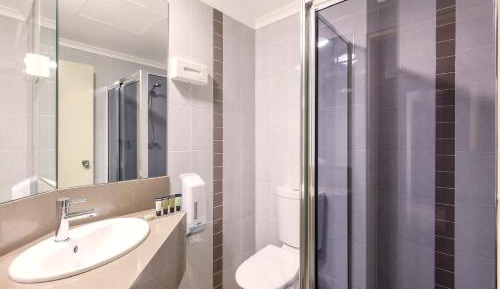 Deluxe Queen & Single Room