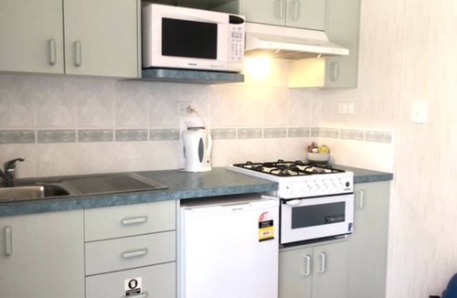 Alexandra Cabin | Alexandra Parklife. Studio 5