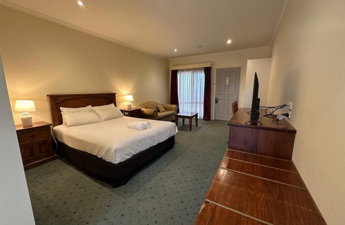 Strathdale Hotel | Crystal INN