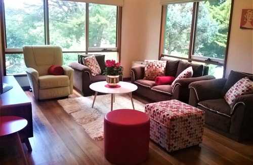 Healesville House | Walk to Town, Private, Self-Contained, Wi-Fi, Netflix, Large Garden, Tranquil