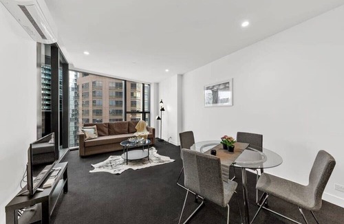 Carlton South Apartment | A Cozy Apt, Only a 5-min Walk to Victoria Market