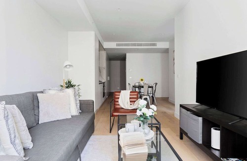 South Yarra Apartment | A Cozy 2BR Apt Right on Buzzing Chapel Street