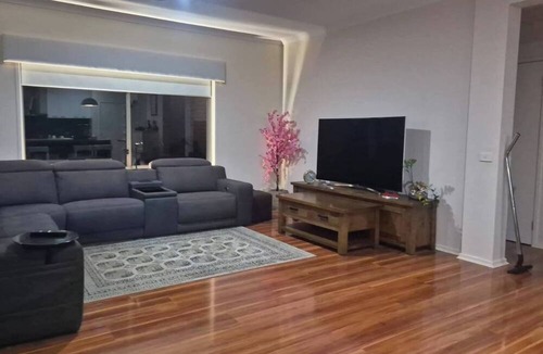 Drouin House | Cosy Spacious Hill Holiday Home