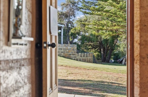 Ledge Point House | Sunny bank, the perfect family home