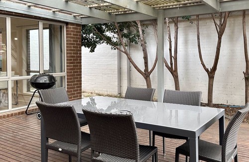 Ascot Vale House | Spacious City-Edge Parkville Family Home (5 Bedrooms /3 Bathrooms)