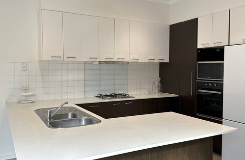 Ascot Vale House | Spacious City-Edge Parkville Family Home (5 Bedrooms /3 Bathrooms)
