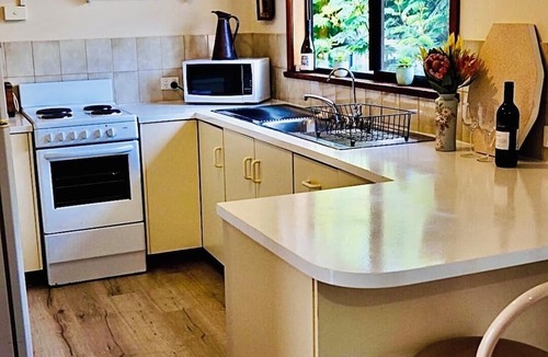 Port Willunga House | Cosy retro style holiday home, pet friendly. nClose to beach.