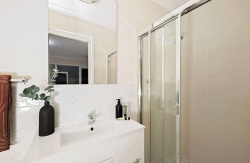 Phillip House | Smart townhouse near hospital, offices and shops
