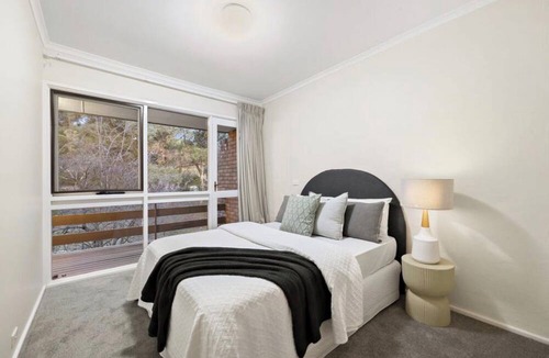 Phillip House | Smart townhouse near hospital, offices and shops