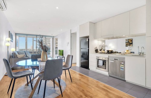 Docklands Apartment | This apartment is a 2 bedroom(s), 2 bathrooms, located in Docklands, VIC.