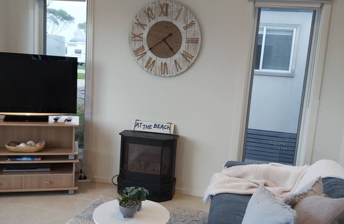 Apollo Bay Cabin | Modern bright seaside cabin in popular tourist park