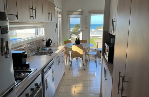Apollo Bay Cabin | Modern bright seaside cabin in popular tourist park