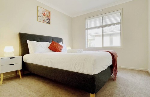 Point Cook Villa | Saltwater Coast House by GoodLive