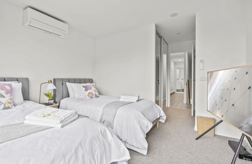 Oakleigh House | StayAU Modern Townhouse