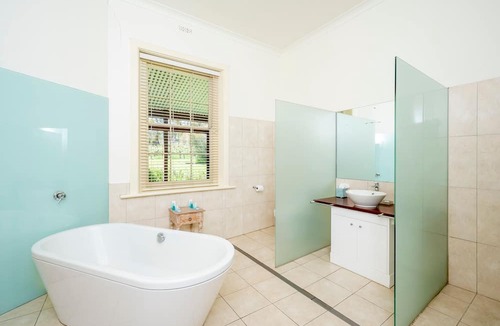 Spring Gully House | Boutique Heritage Home with Stunning Vineyard Panorama in Clare Valley