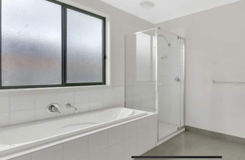 Truganina House | Melbourne+20 mins airport,city +5mins train station +bus stop next to the house