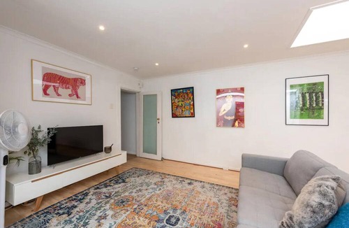Fitzroy North House | Funky 1 BR home in Fitzroy on Brunswick street!
