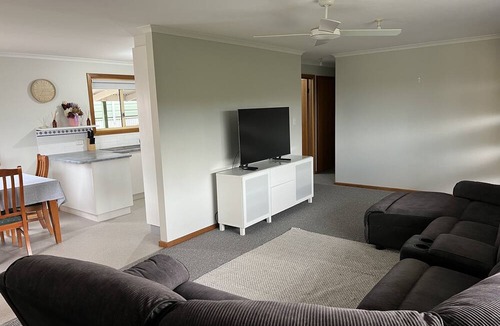 Port Lincoln House | Family, Pet Friendly House in central location with enclosed yard.