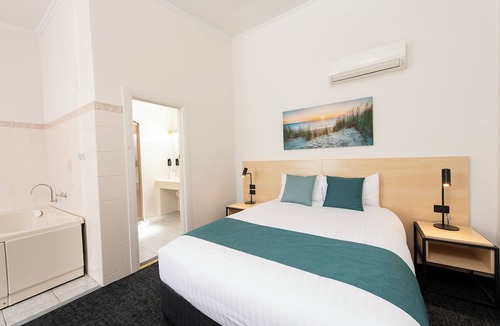 Glenelg North Hotel | Glenelg Motel