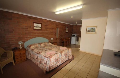 Rubyvale Hotel | Rubyvale Motel & Holiday Units - An Adults Only Getaway