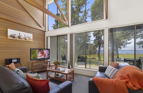 Forge Creek Cabin | Waterfront Retreat At Wattle Point
