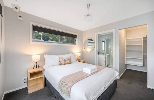 Geilston Bay House | Geilston Bay Hideaway-3 brm,2 bath ,7km to CBD