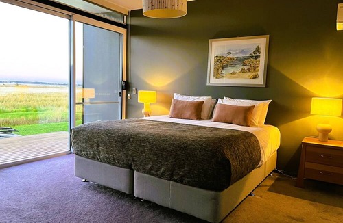 St Helens House | Pelican Point Tasmania
