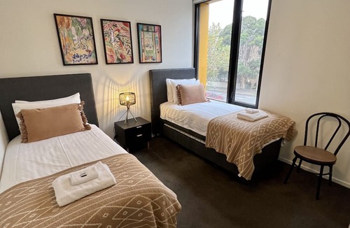 Carlton Apartment | Cosmo Stays- Beautiful Boutique 2BR Apartment Perfect Location. Free Parking.