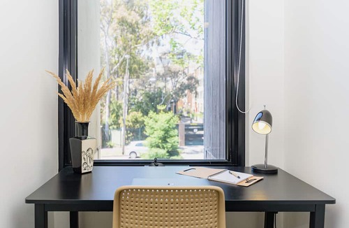 Carlton Apartment | Cosmo Stays- Beautiful Boutique 2BR Apartment Perfect Location. Free Parking.