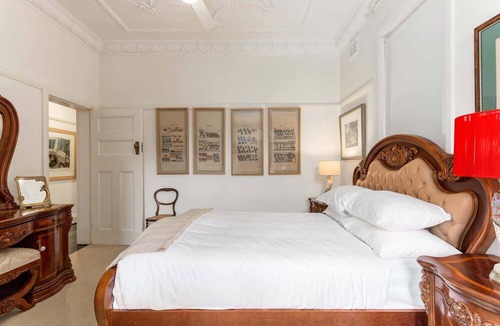 Kings Cross Apartment | Eclectic Art Deco Apartment in great location