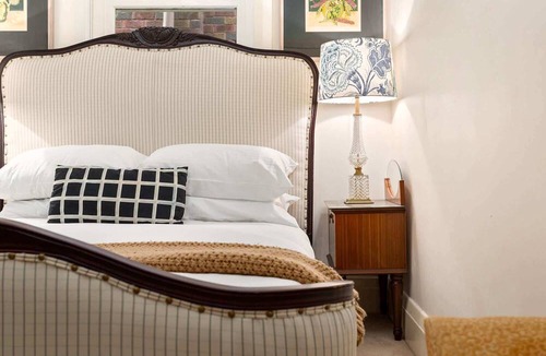 Kings Cross Apartment | Eclectic Art Deco Apartment in great location