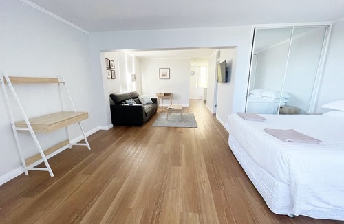 Fremantle Apartment | First floor good value budget accommodation for up to 4 people.