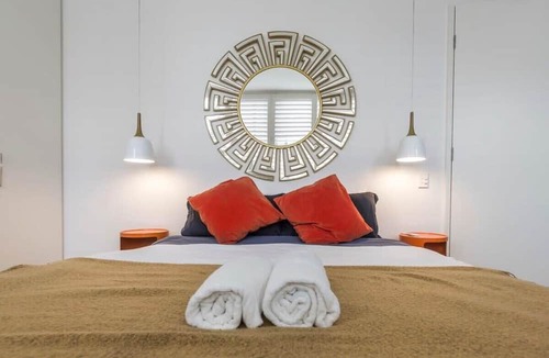 Bondi Beach Apartment | Bondi Beach Lux Apartment with Private Patio