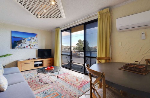 Glenelg North Apartment | Riverview Balcony Apt: Walk to Glenelg Beach, Free WiFi