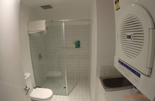 Adelaide Central Business District Apartment | East End CBD Apt-2 Beds+sofabed+free parking+Netflix
