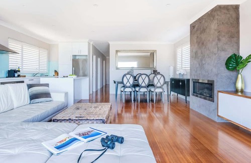 Tamarama Apartment | Magnificent Sweeping Coastal Panorama