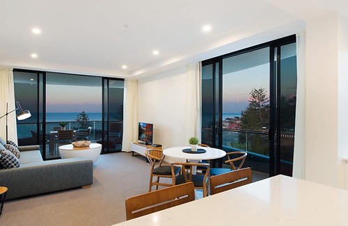 Coolangatta Apartment | Iconic Unit 704 Luxury beachfront apartment with Wi-Fi on Kirra beach in Coolangatta