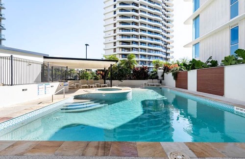 Burleigh Heads Apartment | Beachside Garden 2 bd w Courtyard, Pool, Gym, Steps from Beach and Pavilion