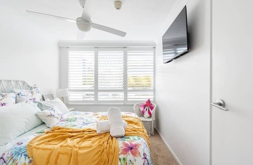 Burleigh Heads Apartment | Beachside Garden 2 bd w Courtyard, Pool, Gym, Steps from Beach and Pavilion