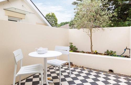 Lewisham Apartment | Chic Studio With Patio 20 min From CBD