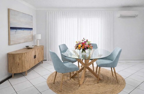 North Ward Apartment | Beachside 2BR Apartment with Parking 1 Min Walk to The Strand Townsville