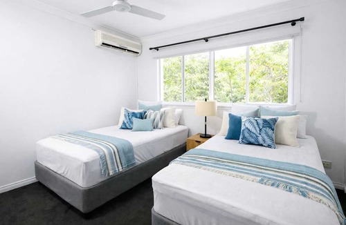 North Ward Apartment | Beachside 2BR Apartment with Parking 1 Min Walk to The Strand Townsville