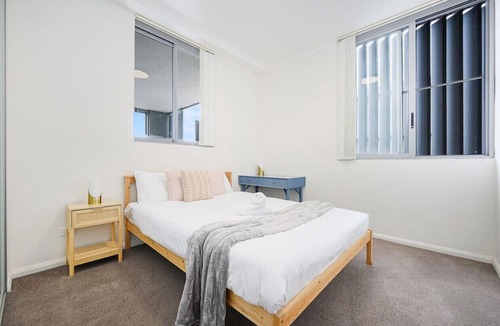 Canterbury Apartment | Canterbury fashion 2Br steps to Train & Woolworths