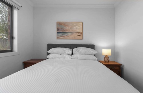 Point Cook Apartment | Family Escape with Private Courtyard
