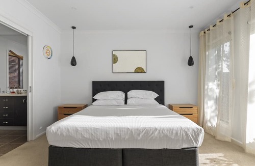 Point Cook Apartment | Family Escape with Private Courtyard